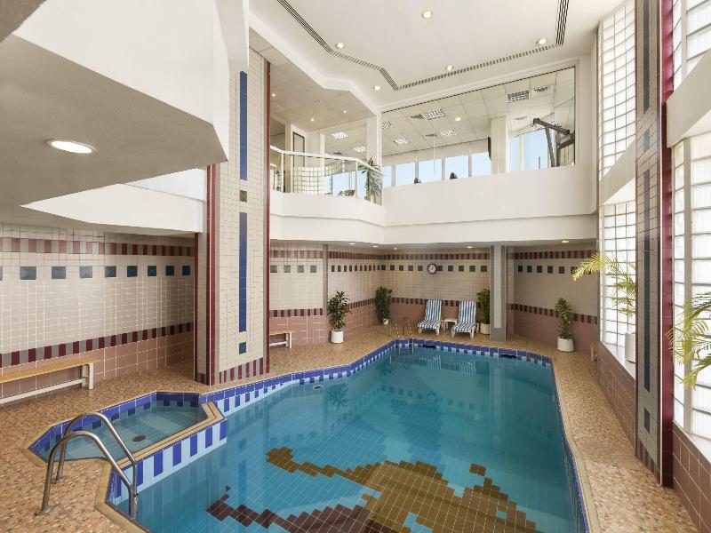 Ramada by Wyndham Beach Hotel Ajman - Havuz