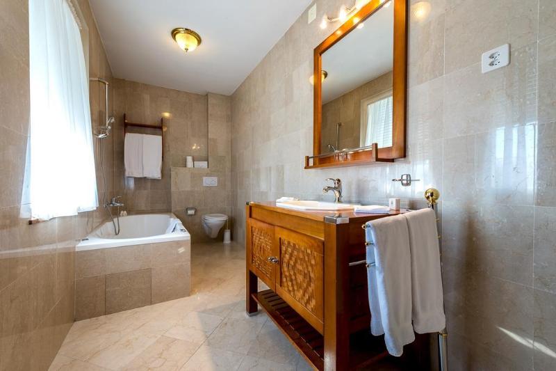 Hotel Century - Genel