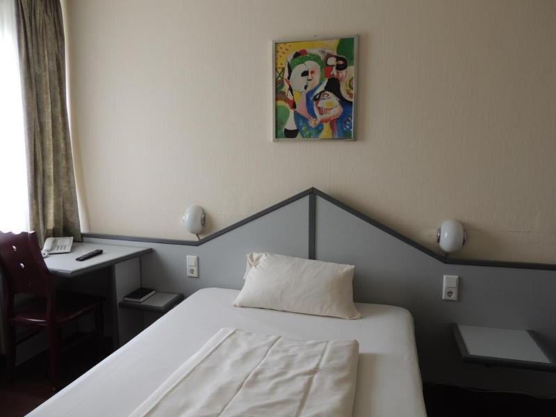 Bahn Hotel Dusseldorf - Genel