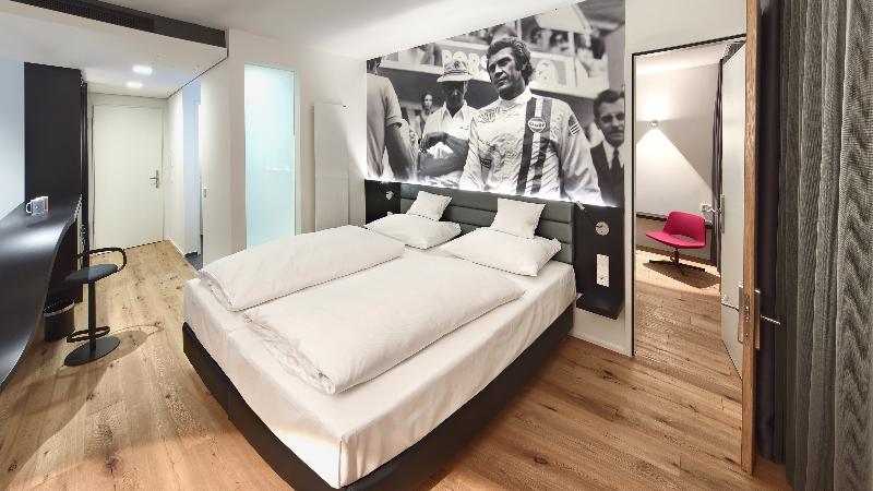 V8 Hotel Classic Motorworld Region Stuttgart - Oda
