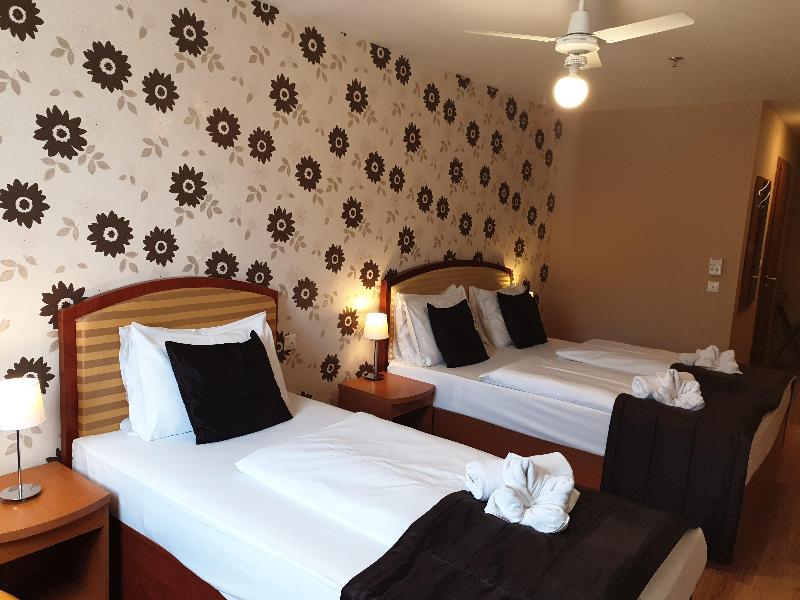 Six Inn Hotel - Oda