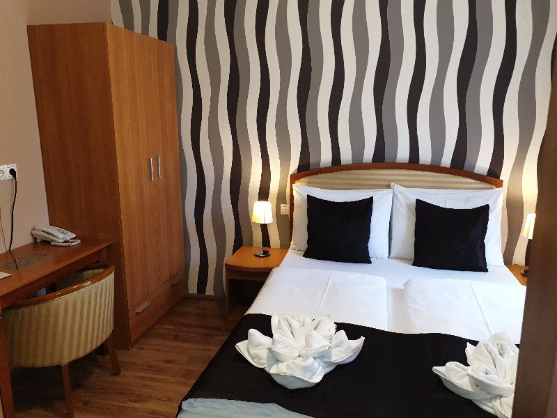 Six Inn Hotel - Oda