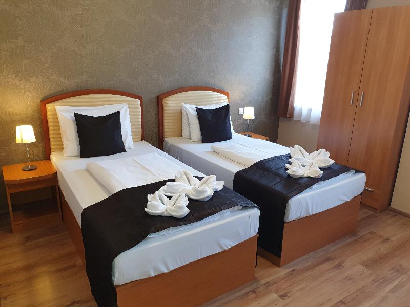 Six Inn Hotel - Oda