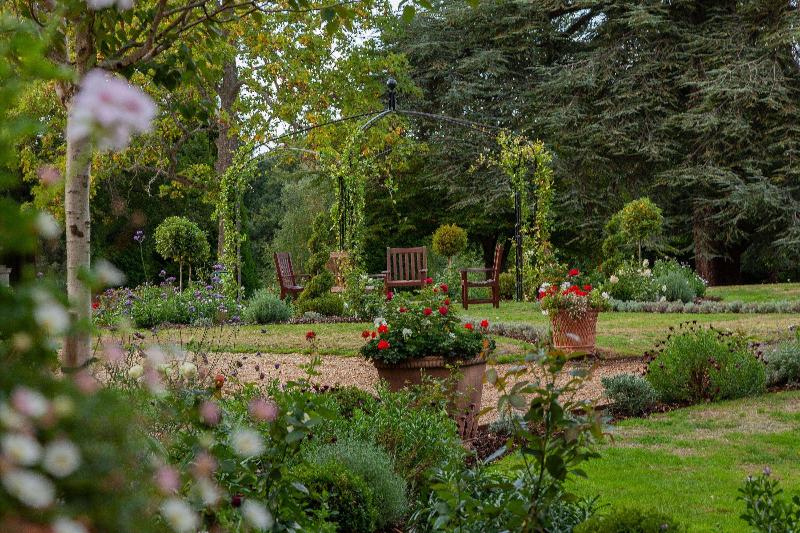 Oatlands Park Hotel - Genel