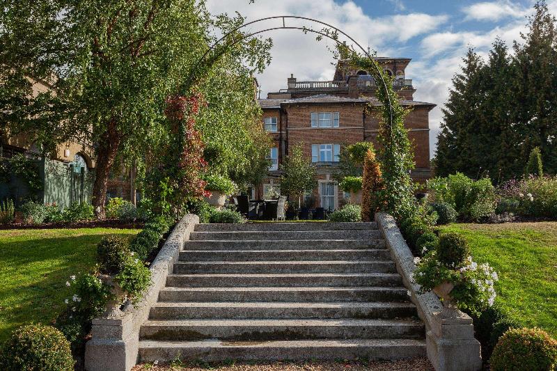 Oatlands Park Hotel - Genel