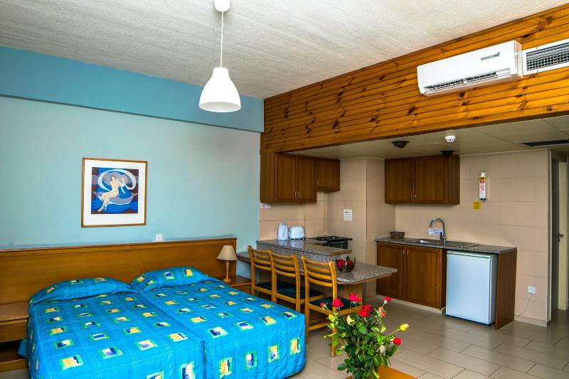 Helios Bay Hotel Apts & Villas - Oda