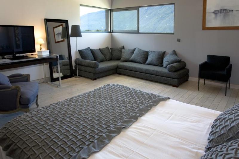 Les Suites Du Lac - Genel