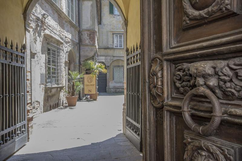 Palazzo Busdraghi, Depoca - Genel