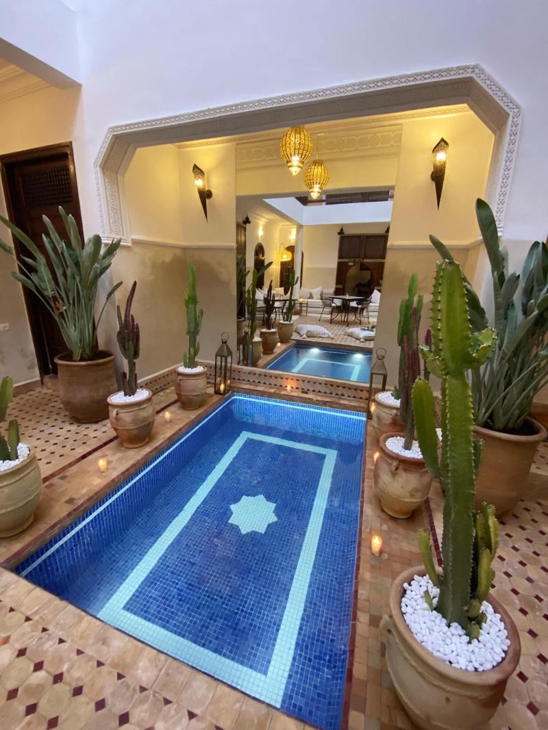 Riad Laora - Genel