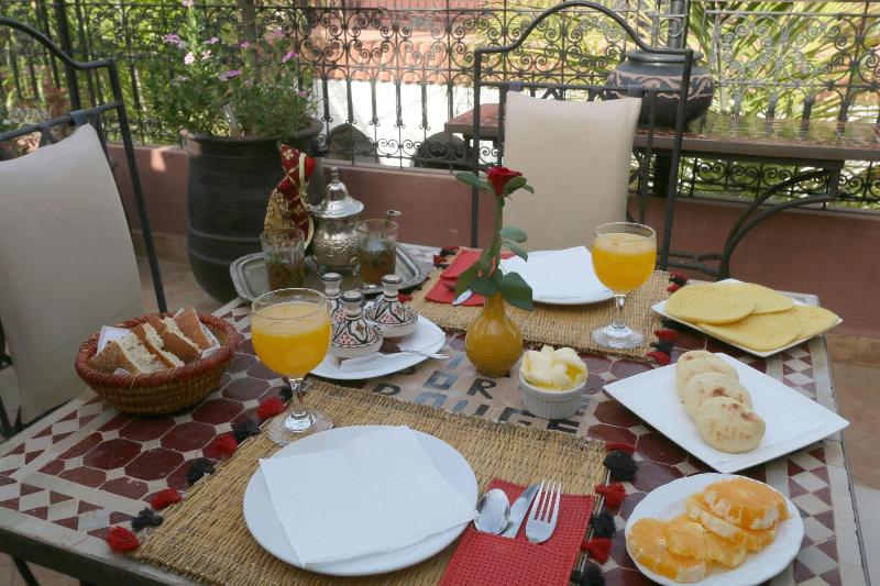 Riad Laora - Genel