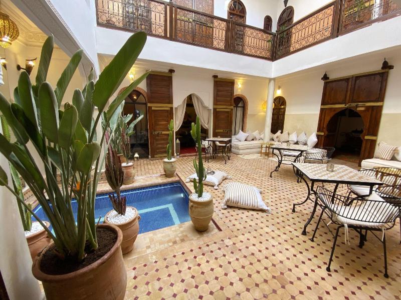 Riad Laora - Genel