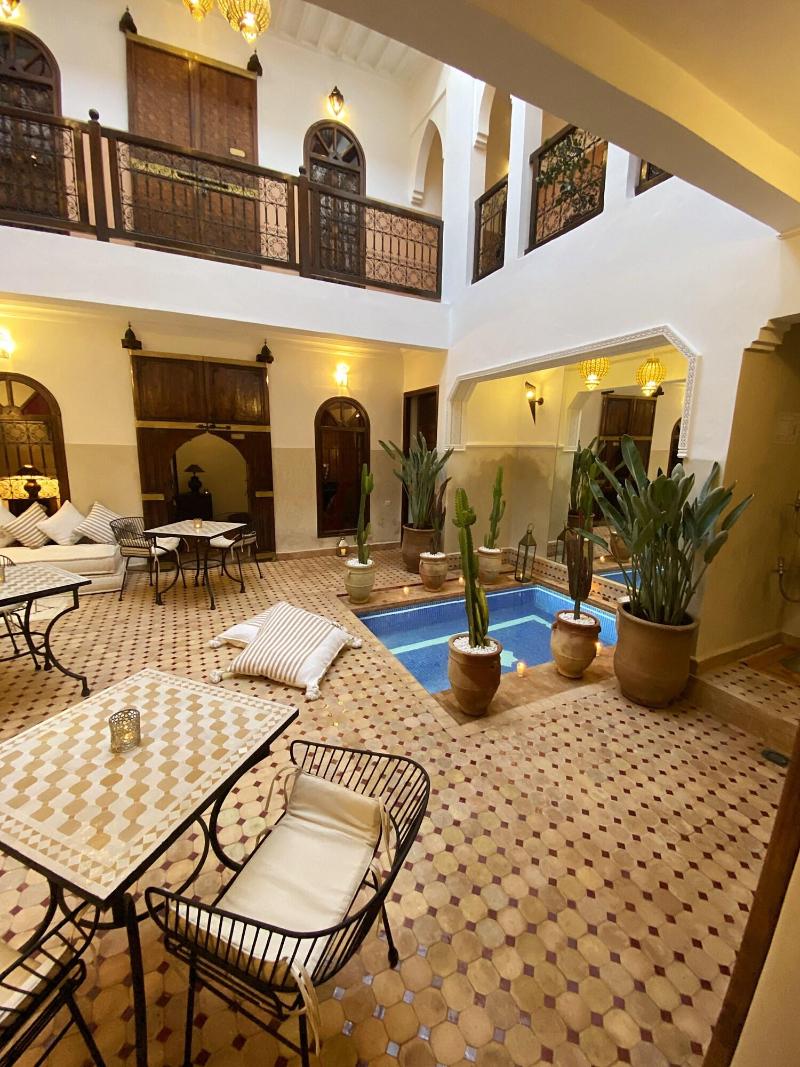 Riad Laora - Genel