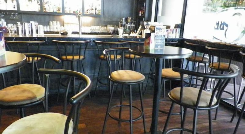 MAXONE Premier Melawai - Bar