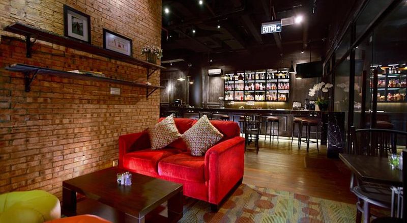 MAXONE Premier Melawai - Bar