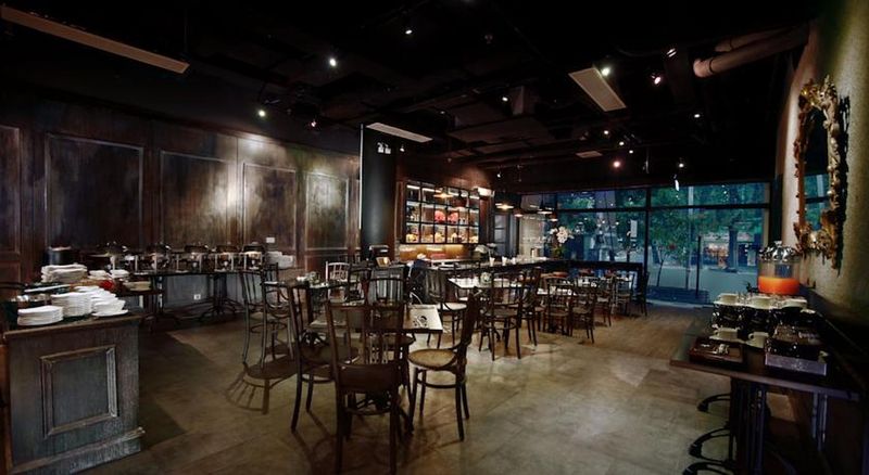 MAXONE Premier Melawai - Restoran