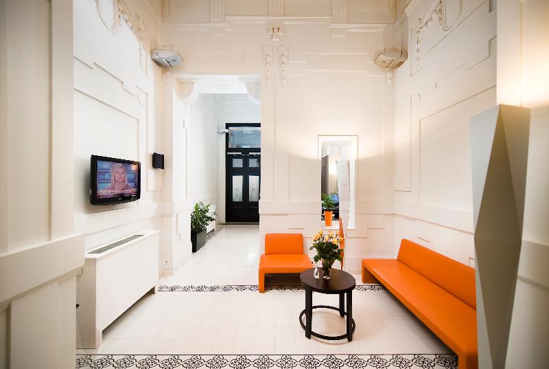 Opera Garden & Apartments Hotel - Lobi