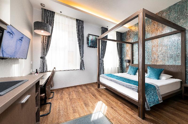 Opera Garden & Apartments Hotel - Oda