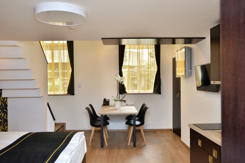 Opera Garden & Apartments Hotel - Oda