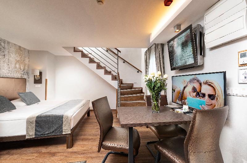 Opera Garden & Apartments Hotel - Oda