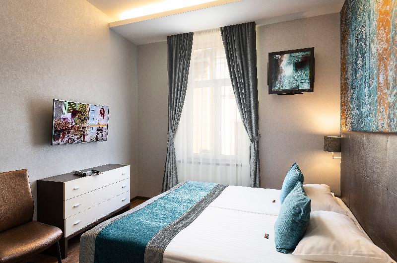 Opera Garden & Apartments Hotel - Oda