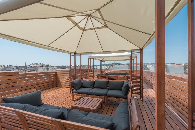 Corvin Plaza Apartments & Suites - Teras