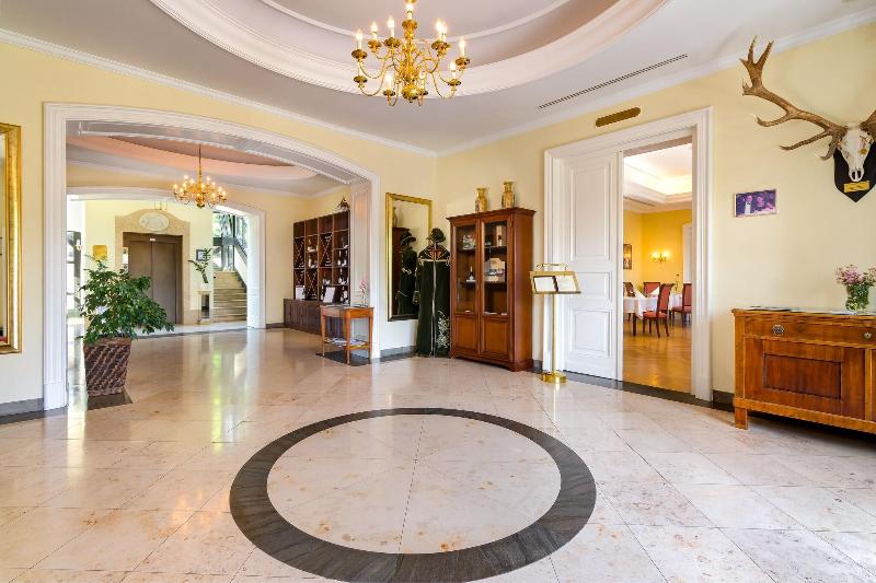 Grof Degenfeld Castle Hotel - Lobi