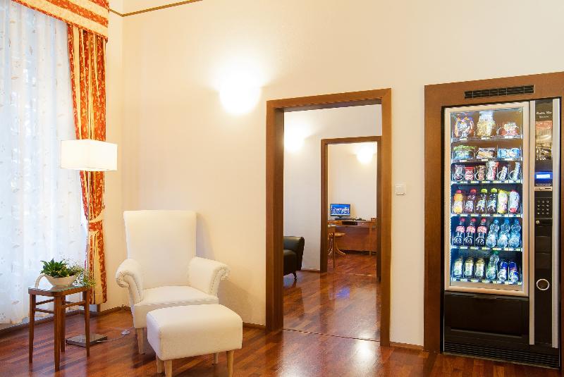 Cloister Inn - Lobi
