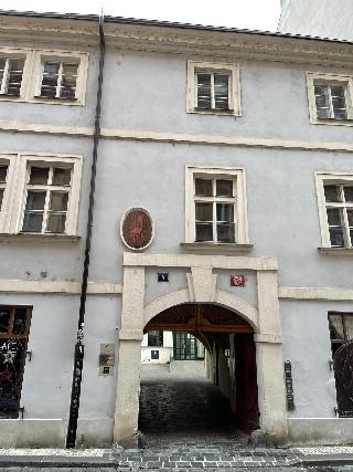 Hotel U Cervene Zidle Red Chair fotoÄŸrafÄ±