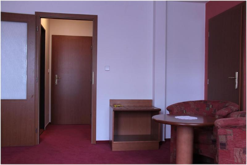 Hotel Attic - Genel