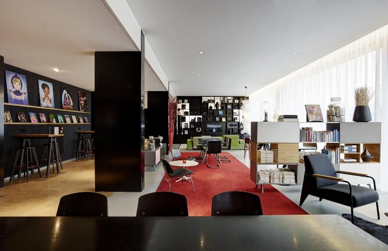 citizenM Schiphol Airport hotel - Lobi