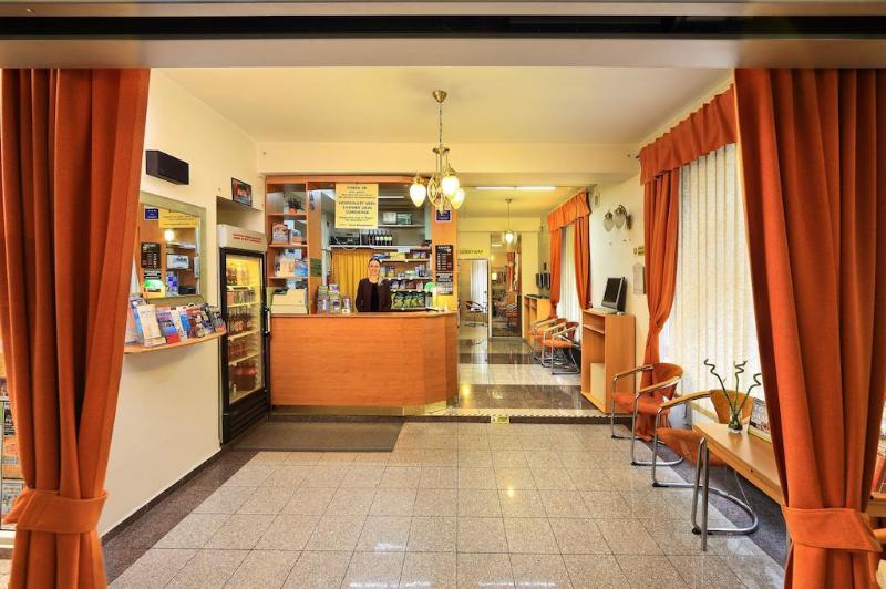 Hotel Golden City Garni - Lobi