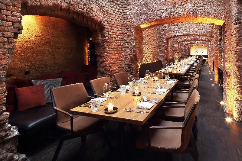 East Hotel - Restoran