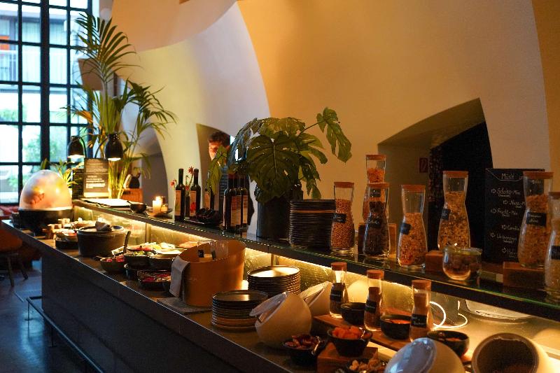 East Hotel - Restoran
