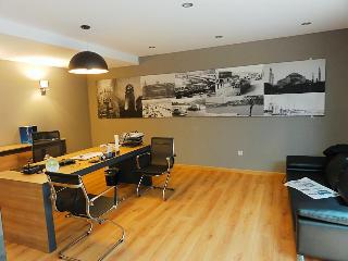 Akin Suites