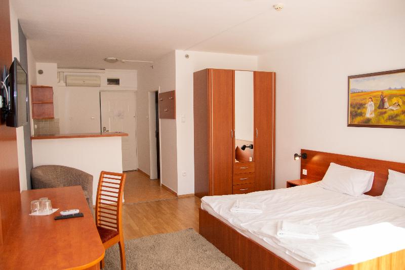 Triple M Hotel - Oda