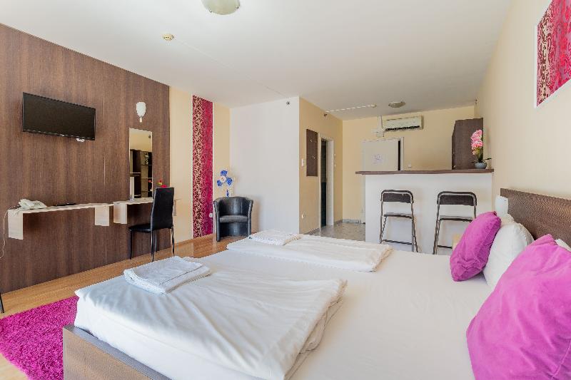 Triple M Hotel - Oda