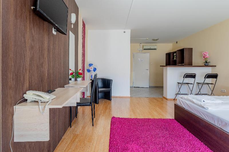 Triple M Hotel - Oda