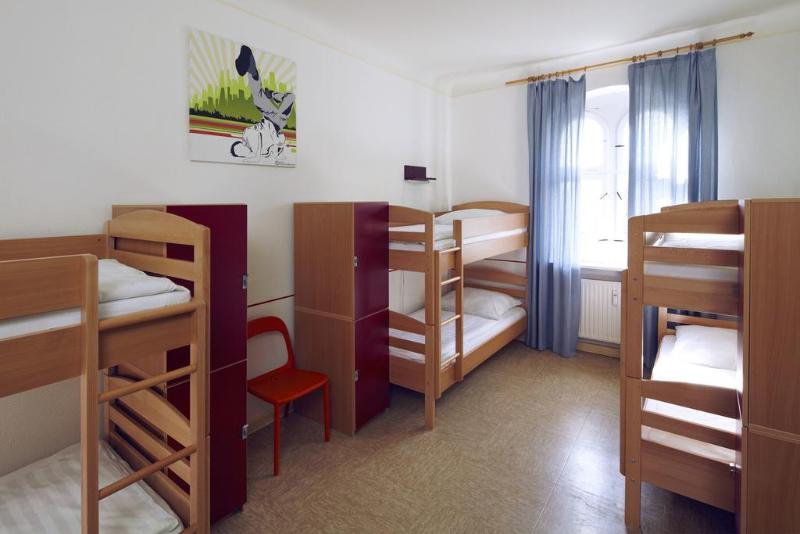 Three Little Pigs Hostel - Genel