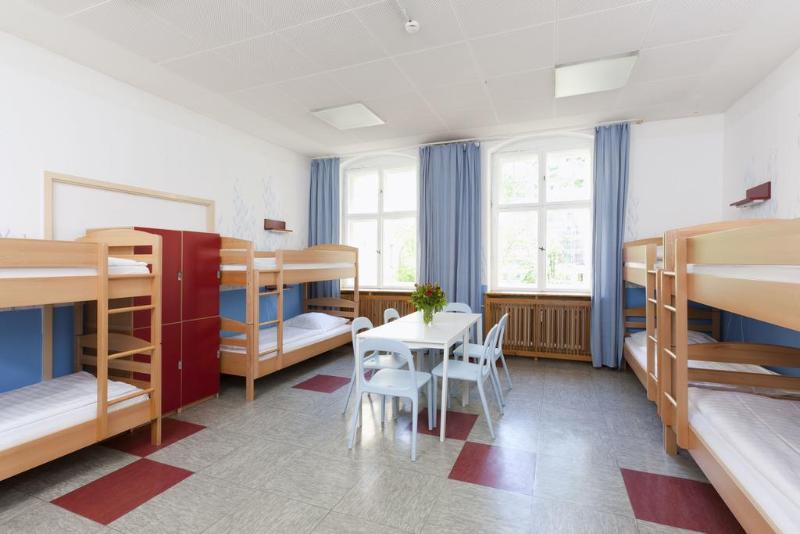 Three Little Pigs Hostel - Genel