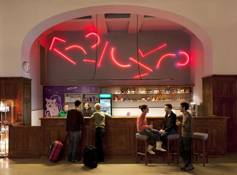 Three Little Pigs Hostel - Genel