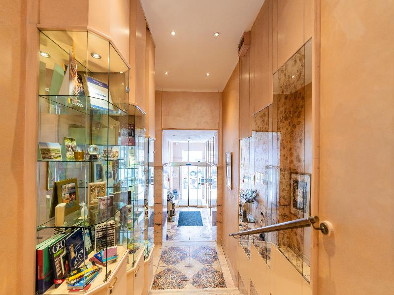 Hotel Pension Baronesse - Lobi