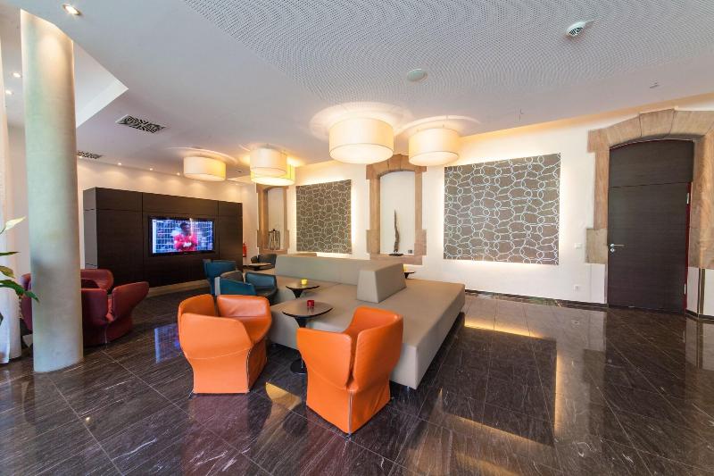 Novina Tillypark Hotel - Lobi