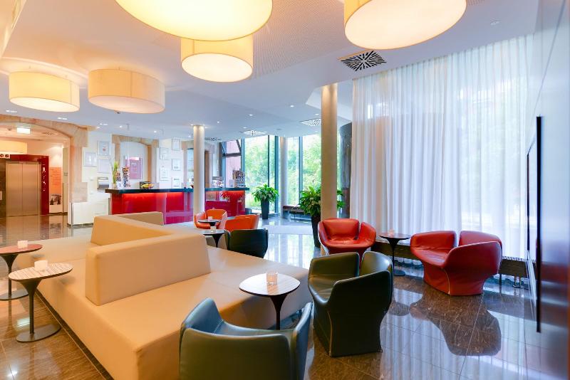 Novina Tillypark Hotel - Lobi