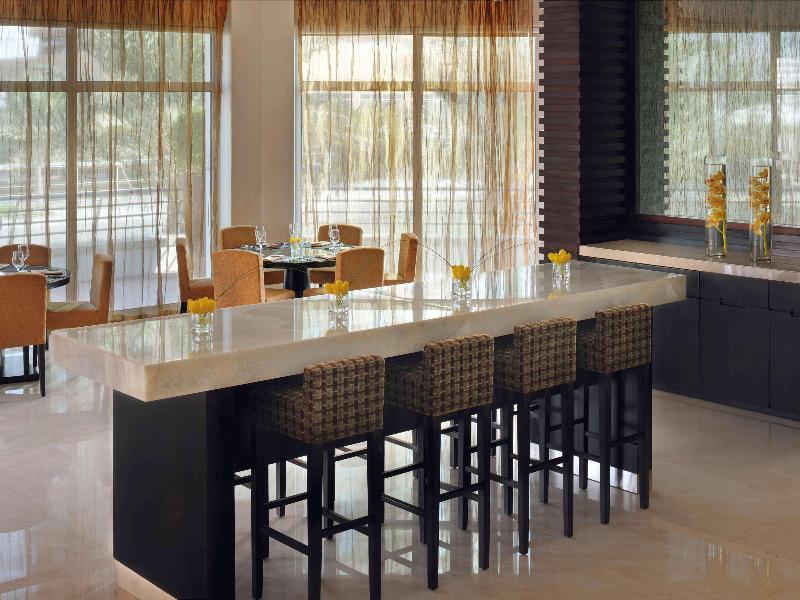 Movenpick Hotel Jumeirah Lakes Towers - Restoran