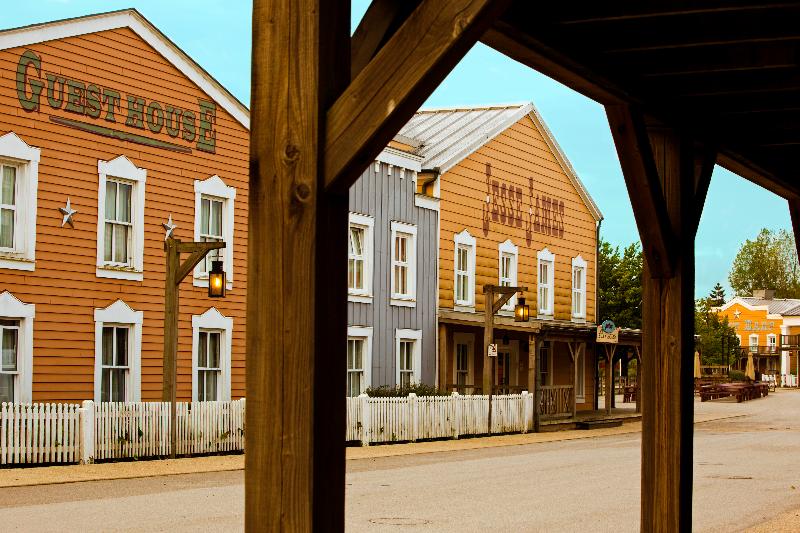 Disney Hotel Cheyenne + Bilet - Genel