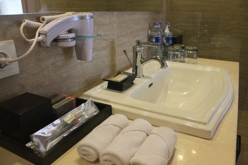 Harper Kuta Hotel by ASTON - Oda