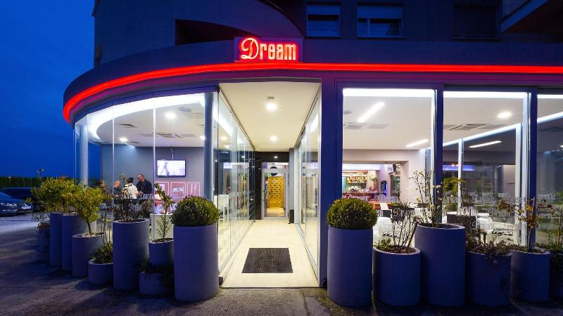 Dream Hotel - Genel