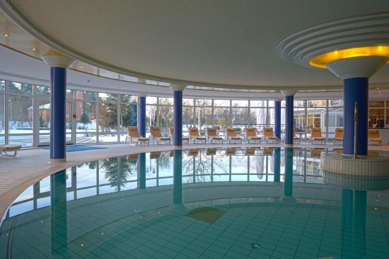 The Monarch Hotel Bad Gogging - Genel