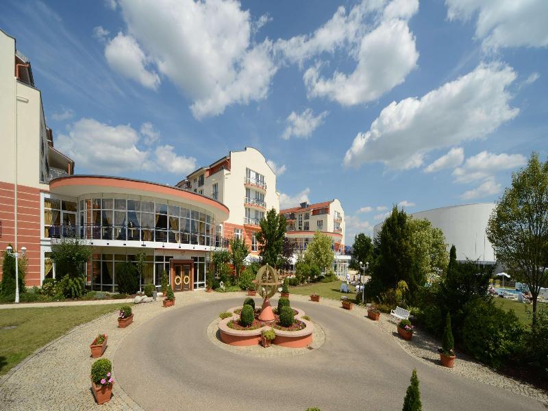 The Monarch Hotel Bad Gogging - Genel