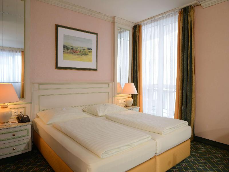 The Monarch Hotel Bad Gogging - Oda